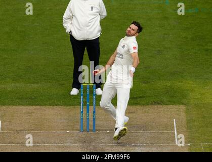 James Anderson de Lancashire Bowling de la fin James Anderson lors de la première session Manchester, Royaume-Uni. 7 mai 2021: Championnat du comté de cricket, Lancashire versus Glamorgan, jour 2; crédit: Action plus Sports Images/Alamy Live News Banque D'Images