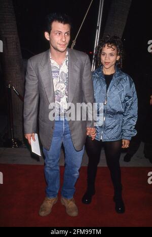 Christian Slater et Rosie Perez pendant la première de Los Angeles de 'Hoffa' au profit de Tripod Hoffa à l'Academy Theatre de Beverly Hills, Californie 11 décembre 1992 crédit: Ralph Dominguez/MediaPunch Banque D'Images