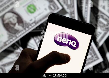 Sur cette photo, le logo Benq de la société multinationale taïwanaise de technologie électronique est affiché sur un smartphone avec une devise en USD (dollar des États-Unis) en arrière-plan. (Photo de Budrul Chukrut / SOPA Images/Sipa USA) Banque D'Images