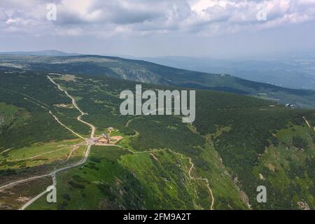 Une vue sur la maison de Silesia visible sur la descente du mont Snezka. Banque D'Images