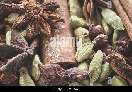 Gros plan sur les gousses de cardamome, les bâtonnets d'anis et de cannelle, mise au point sélective. Banque D'Images