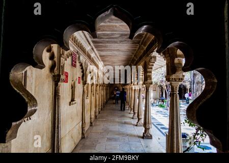 UDAIPUR, INDE - 12 FÉVRIER 2017 : chemin d'voûte dans le palais de la ville d'Udaipur, État du Rajasthan, Inde Banque D'Images