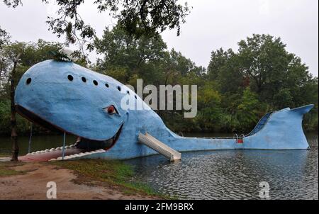 Créée dans les années 1970, la baleine bleue de Catoosa est une attraction et un point de repère populaires le long de la route 66 en Oklahoma. Banque D'Images