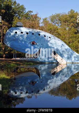 Créée dans les années 1970, la baleine bleue de Catoosa est une attraction et un point de repère populaires le long de la route 66 en Oklahoma. Banque D'Images