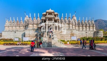 RANAKPUR, INDE - 13 FÉVRIER 2017 : visiteurs du temple de Jain à Ranakpur, État du Rajasthan, Inde Banque D'Images