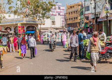 UDAIPUR, INDE - 14 FÉVRIER 2017 : circulation dans la rue à Udaipur, État du Rajasthan, Inde Banque D'Images