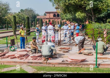AGRA, INDE - 19 FÉVRIER 2017 : les travailleurs réparent un chemin au complexe Taj Mahal d'Agra, Inde Banque D'Images