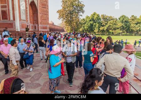 AGRA, INDE - 19 FÉVRIER 2017 : des foules de touristes visitent le célèbre Taj Mahal, Inde Banque D'Images
