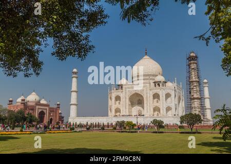 AGRA, INDE - 19 FÉVRIER 2017 : les touristes visitent le complexe Taj Mahal à Agra, Inde Banque D'Images