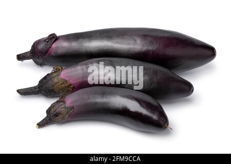 Trois aubergines fraîches mûres violettes rapprochées sur blanc arrière-plan Banque D'Images