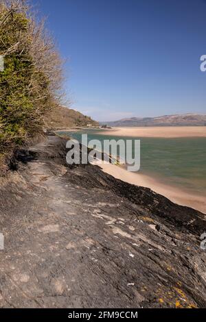 Sentier en bord de mer à Aberdyfi sur la côte galloise Banque D'Images