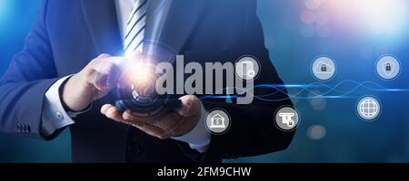 Protection sécurité du réseau numérisation des empreintes digitales de l'ordinateur et stabilité financière sûre Homme d'affaires tenant le bouclier de protéger l'icône pour protéger l'entreprise numérique Banque D'Images