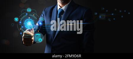 protection sécurité du réseau numérisation des empreintes digitales de l'ordinateur et stabilité financière sûre Homme d'affaires tenant le bouclier de protéger l'icône pour protéger l'entreprise numérique Banque D'Images