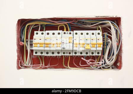 Boîtier de distribution d'électricité. Boîte à fusibles. Isolé sur fond de mur blanc. Équipement électrique. Arrière-plan et texture. Banque D'Images