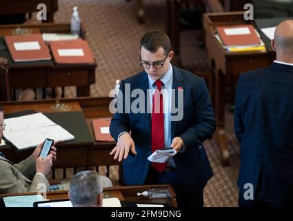 Austin, Texas, États-Unis. 6 mai 2021. La Chambre du Texas débattant SB 7 tard dans la nuit un projet de loi controversé sur les élections omnibus qui ferait des changements à la façon dont les élections du Texas sont tenues. Le député BRISCOE CAIN, R-Houston, cherche les votes. Crédit : Bob Daemmrich/ZUMA Wire/Alay Live News Banque D'Images