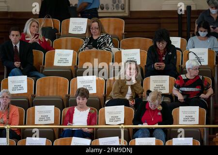 Austin, Texas, États-Unis. 6 mai 2021. La Chambre du Texas débattant SB 7 tard dans la nuit un projet de loi controversé sur les élections omnibus qui ferait des changements à la façon dont les élections du Texas sont tenues. Les citoyens regardent dans la galerie de la Chambre. Crédit : Bob Daemmrich/ZUMA Wire/Alay Live News Banque D'Images