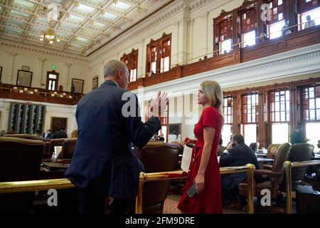 Austin, Texas, États-Unis. 6 mai 2021. La Chambre du Texas débattant SB 7 tard dans la nuit un projet de loi controversé sur les élections omnibus qui ferait des changements à la façon dont les élections du Texas sont tenues. Le représentant d'État Lacey Hull, R-Houston, a parlé avec un collègue pendant le débat. Crédit : Bob Daemmrich/ZUMA Wire/Alay Live News Banque D'Images