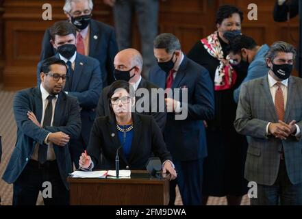 Austin, Texas, États-Unis. 6 mai 2021. La Chambre du Texas débattant SB 7 tard dans la nuit un projet de loi controversé sur les élections omnibus qui ferait des changements à la façon dont les élections du Texas sont tenues. Jessica Gonzales, Représentante d'État, D-Dallas, dirige le défi Demoratic depuis le micro arrière. Crédit : Bob Daemmrich/ZUMA Wire/Alay Live News Banque D'Images