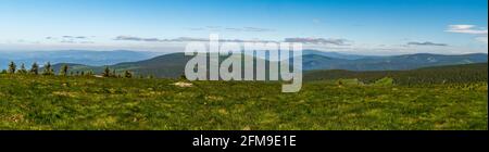 Vue depuis la colline du trou de Vysoka dans les montagnes Jeseniky en tchèque république avec les collines Dlouhe et Keprnik et Kralicky plus proches Chaîne de montagnes Sneznik on Banque D'Images