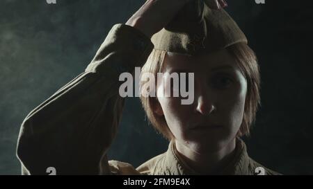 Portrait d'une jeune femme portant l'uniforme soviétique dans l'ombre Banque D'Images