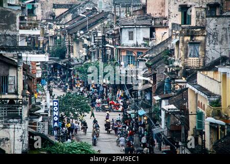 Rue animée de la vieille ville de Hanoi. 04/1994 - Christoph Keller Banque D'Images