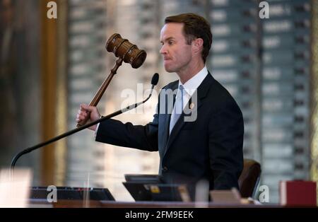 Austin, Texas, États-Unis. 6 mai 2021. La Chambre du Texas débattant SB 7 tard dans la nuit un projet de loi controversé sur les élections omnibus qui ferait des changements à la façon dont les élections du Texas sont tenues. Le porte-parole de la maison, DADE PHELAN, maintient l'ordre sur le sol. Crédit : Bob Daemmrich/ZUMA Wire/Alay Live News Banque D'Images