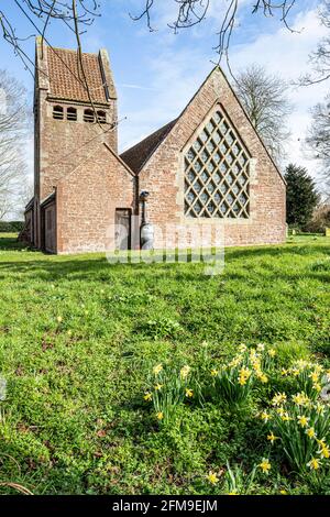 L'église du mouvement des arts et de l'artisanat du XXe siècle de St Edward construite en grès rouge local dans le village de Kempley, Gloucestershire, Royaume-Uni Banque D'Images
