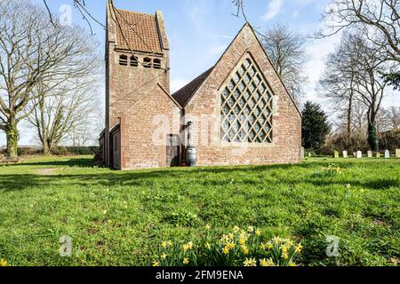 L'église du mouvement des arts et de l'artisanat du XXe siècle de St Edward construite en grès rouge local dans le village de Kempley, Gloucestershire, Royaume-Uni Banque D'Images