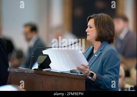 Austin, Texas, États-Unis. 6 mai 2021. La Chambre du Texas débattant SB 7 tard dans la nuit un projet de loi controversé sur les élections omnibus qui ferait des changements à la façon dont les élections du Texas sont tenues. Ann JOHNSON, Représentante d'État, D-Houston, questions du microphone arrière. Crédit : Bob Daemmrich/ZUMA Wire/Alay Live News Banque D'Images