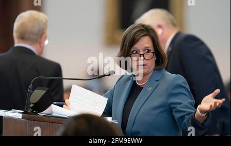 Austin, Texas, États-Unis. 6 mai 2021. La Chambre du Texas débattant SB 7 tard dans la nuit un projet de loi controversé sur les élections omnibus qui ferait des changements à la façon dont les élections du Texas sont tenues. Ann JOHNSON, Représentante d'État, D-Houston, questions du microphone arrière. Crédit : Bob Daemmrich/ZUMA Wire/Alay Live News Banque D'Images