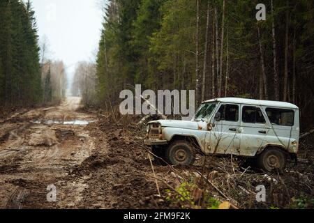 un tracteur à chenilles traverse une forêt de défrichement. un bulldozer industriel est coincé dans la boue. les camions glissent dans le sol Banque D'Images