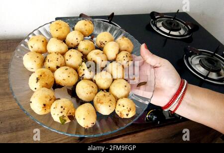 Suji appe ou riz appe ou APPAM, une collation indienne à l'oignon, aux arachides et à la sauce tamarin en inde Banque D'Images