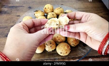 Suji appe ou riz appe ou APPAM, une collation indienne à l'oignon, aux arachides et à la sauce tamarin en inde Banque D'Images