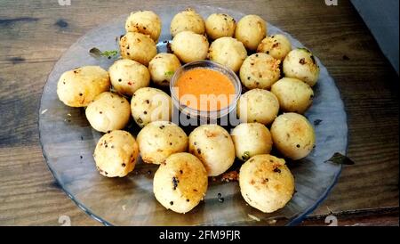 Suji appe ou riz appe ou APPAM, une collation indienne à l'oignon, aux arachides et à la sauce tamarin en inde Banque D'Images