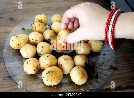 Suji appe ou riz appe ou APPAM, une collation indienne à l'oignon, aux arachides et à la sauce tamarin en inde Banque D'Images