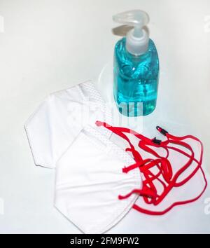 Corona virus prévention masques chirurgicaux, et gel désinfectant pour les mains, savon liquide pour le lavage des mains pour la protection de la propagation de l'hygiène des mains. Banque D'Images