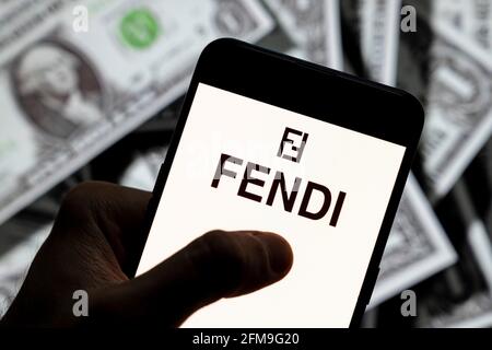 Sur cette photo, le logo Fendi de la marque italienne de luxe s'affiche sur un smartphone avec une devise en USD (dollar des États-Unis) en arrière-plan. (Photo de Budrul Chukrut / SOPA Images/Sipa USA) Banque D'Images