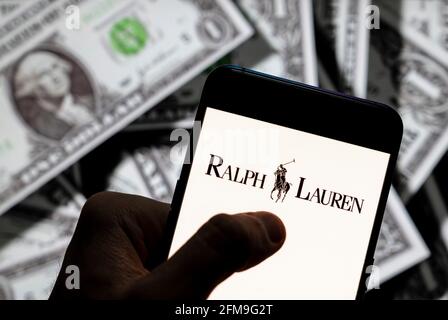 Sur cette photo, le logo de la marque de mode américaine Ralph Lauren est affiché sur un smartphone avec une devise USD (dollar des États-Unis) en arrière-plan. (Photo de Budrul Chukrut / SOPA Images/Sipa USA) Banque D'Images