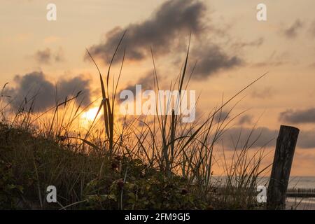 Coucher de soleil sur la plage de sable, Wangerooge, île de la mer du Nord Banque D'Images