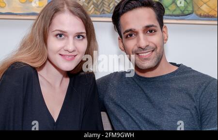 Portrait d'un heureux couple interracial - un beau asiatique Homme et femme caucasienne attrayante Banque D'Images