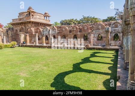 Cour de la mosquée Jami Masjid dans la ville historique de Champaner, État du Gujarat, Inde Banque D'Images