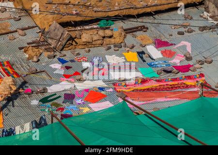 Séchage de linge sur les toits de Pavagadh Hill, État du Gujarat, Inde Banque D'Images