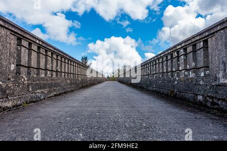 Logie Buchan War Memorial Bridge au-dessus de la rivière Ythan dans le petit hameau ou la paroisse de Logie Buchan, Aberdeenshire, Écosse, Royaume-Uni Banque D'Images