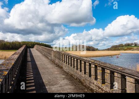 Logie Buchan War Memorial Bridge au-dessus de la rivière Ythan dans le petit hameau ou la paroisse de Logie Buchan, Aberdeenshire, Écosse, Royaume-Uni Banque D'Images