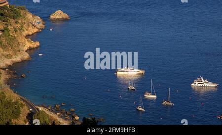 Italie, Sicile, Taormina, vue de la Chiesa Madonna della Rocca jusqu'à la mer, bateaux, voiliers, yachts, yachts de luxe, rocky island Banque D'Images