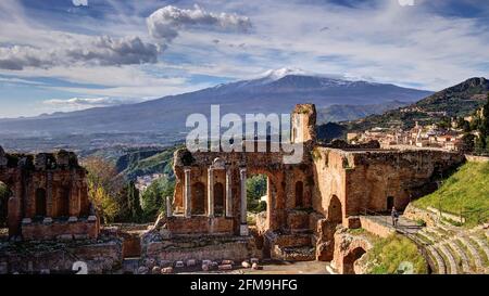 Italie, Sicile, Taormine, théâtre antique, amphiteater, GRECO-Roman, construit au 3ème siècle av. J.-C., au 2ème siècle après J.-C. reconstruit par les Romains, vue de la scène et de l'orchestre, stands d'audience, vue de l'Etna, nuages. Enregistrement HDR Banque D'Images