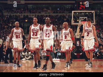 ÉTATS-UNIS. 05e mai 2021. Les Bulls à partir de 1998 sont, de gauche à droite, Dennis Rodman, Scottie Pippen, Michael Jordan, Ron Harper et Toni Kukoc. (Photo de Nuccio DiNuzzo/Chicago Tribune/TNS/Sipa USA) crédit: SIPA USA/Alay Live News Banque D'Images