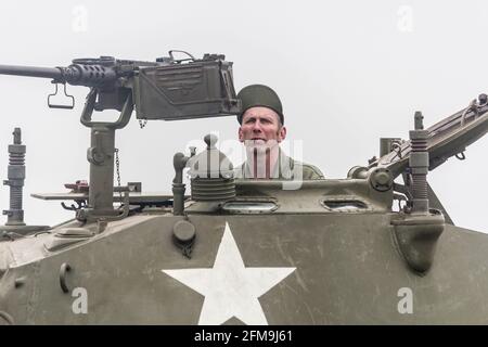 Reconstitution de la Seconde Guerre mondiale. Blyth, Northumberland, Angleterre. 19.05.2013. Les passionnés de la Seconde Guerre mondiale avec le char Sherman américain à la reconstitution de la Seconde Guerre mondiale. Banque D'Images