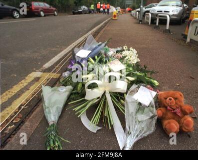 FLEURS PLACÉES SUR LA ROUTE A1000, OCT 2000 ADJACENT À LA SCÈNE DE L'ACCIDENT DU TRAIN HATFIELD. Banque D'Images