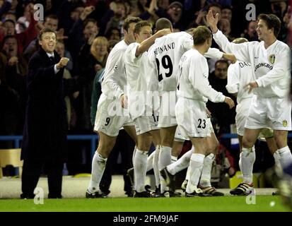 Leeds United contre Deportivo la Coruna football avril 2001 Rio Ferdinand a félicité ses coéquipiers après avoir mis en avant le but David Olarey Responsable en arrière-plan Banque D'Images